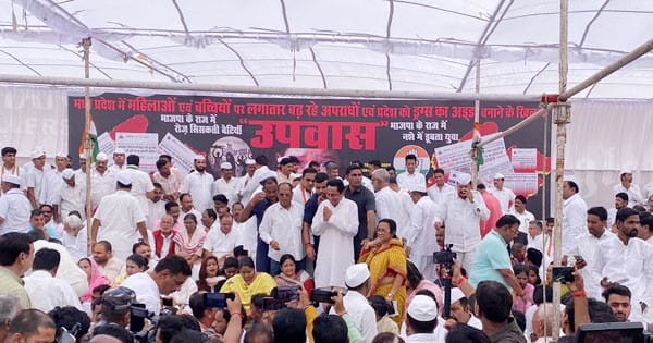 महिला अपराधों को लेकर कांग्रेसियों का सामूहिक उपवास, कमलनाथ और दिग्विजय हुए शामिल, पीसीसी चीफ बोले- गांधीवादी तरीके से करेंगे समाज के दुशासन का अंत