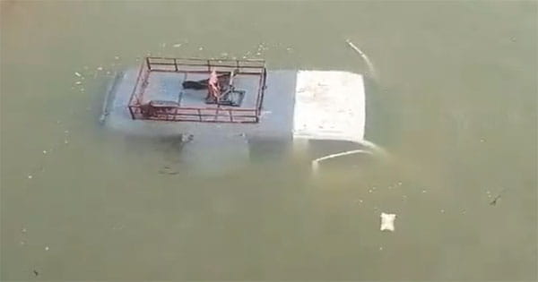 छत्तीसगढ़ में स्कूल वैन नदी में गिरी, नहा रहे ग्रामीणों ने सभी को सुरक्षित बाहर निकाला