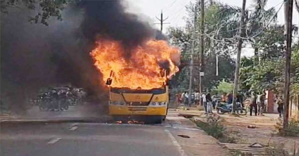 Shivpuri News : चलती स्कूल बस में लगी आग, ड्राइवर और टीचर ने बस में सवार बच्चों को सुरक्षित बाहर निकाला