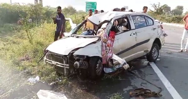अचानक फटा टायर... डिवाइडर तोड़कर नाले में गिरी कार, राजस्थान के सिरोही में ब्यावर-पिंडवाड़ा हाईवे पर हादसा,  मां-बेटे सहित 5 की मौत