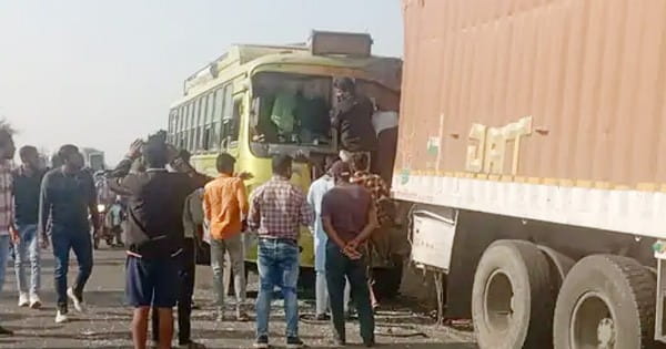 Vidisha News : सड़क किनारे खड़े कंटेनर से टकराई यात्री बस, 9 घायल