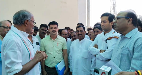 Guna News : दिग्विजय सिंह ने खाद वितरण केंद्र का किया निरीक्षण, कहा- भाजपा की नीतियां और सहकारी आंदोलन तबाह करने से खड़ा हुआ खाद संकट