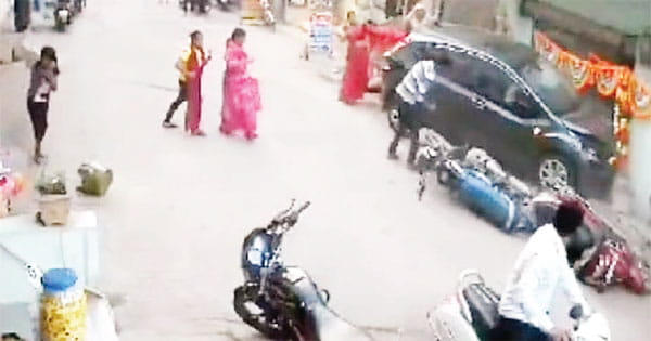 घर के बाहर रंगोली बना रहीं दो बच्चियों को कार ने कुचला