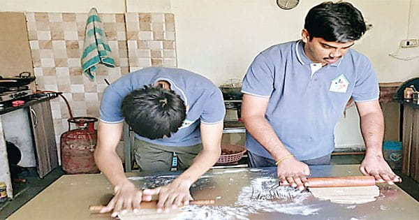 जो ऑफटिज्म पीड़ित नहीं कर पाते थे खुद का काम, दिवाली पर तैयार कर रहे मठरी-लड्डू, गिफ्ट्स