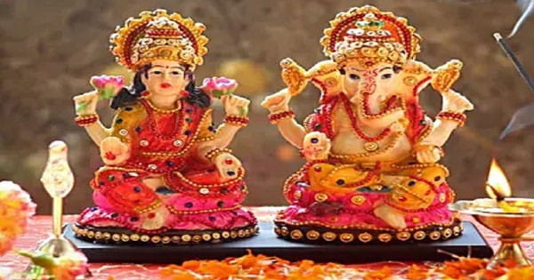 Diwali 2024 : भगवान गणेश के दाहिनी ओर विराजती है मां लक्ष्मी? क्यों एक साथ होती है पूजा