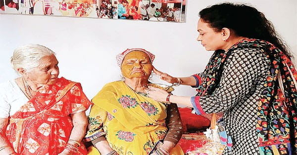 वृद्धाश्रम में दादी को लगाया गया उबटन, दिवाली के लिए बुजुर्ग सजा रहे रंगोली