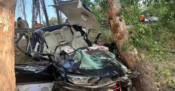 UP News : हाथरस में अनियंत्रित होकर कार पलटी, एक ही परिवार के बच्चे समेत चार की मौत