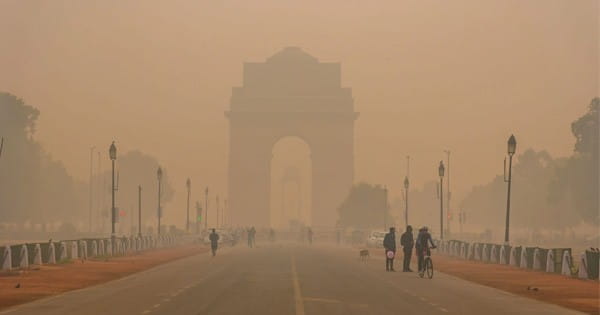Delhi Air Pollution: दिल्ली में प्रदूषण से राहत नहीं, छाई धुंध की परत, AQI बहुत खराब