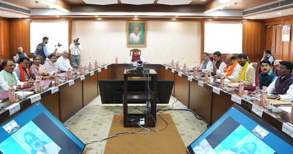 Mohan Cabinet Meeting : मुरैना में बनेगा सोलर बिजली स्टोरेज सेंटर, गरीबों को मिलेगी आवास के लिए राशि, कई फैसलों को मोहन कैबिनेट ने दी मंजूरी
