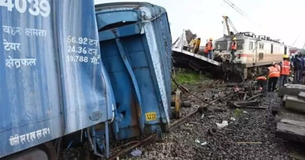 तेलंगाना में ट्रेन हादसा : पेद्दापल्ली में मालगाड़ी पटरी से उतरी, 20 ट्रेन रद्द; 10 का मार्ग बदला