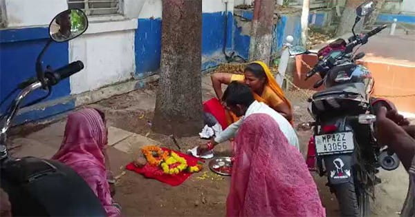 35 साल पहले मृत हुई महिला की आत्मा लेने अस्पताल पहुंचे परिजन