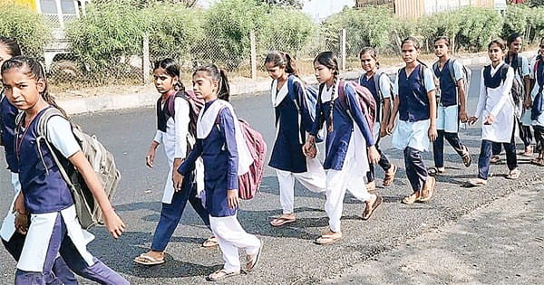 पढ़ाई के लिए प्रतिदिन 6 किमी पैदल चलने को मजबूर छात्राएं