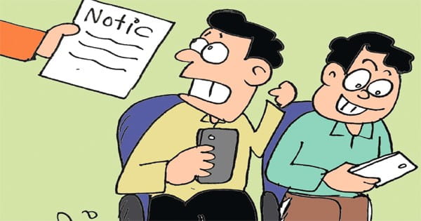जनसुनवाई में प्रबंधक मोबाइल देखकर बार-बार हंसते रहे