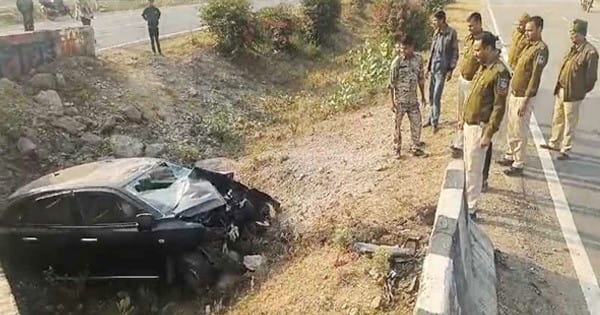 मैहर : डिवाइडर से टकराकर खाई में पलटी कार, 4 की मौत, शादी से लौट रहा था परिवार