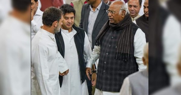 संविधान दिवस पर दिखी पुरानी दोस्ती की झलक, एक-दूसरे के साथ नजर आए राहुल और सिंधिया, नेटिजेंस ने कहा- एक रहोगे, तो सेफ रहोगे