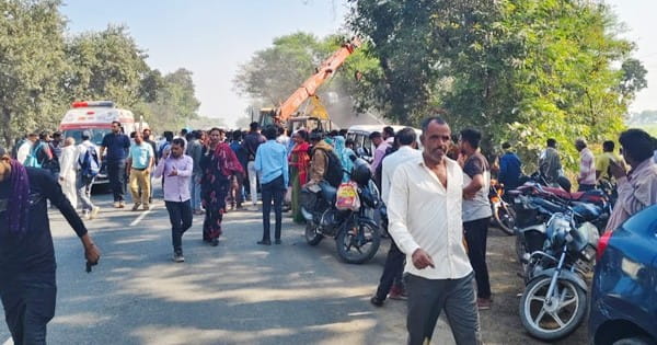 सीहोर में हादसा : तेज रफ्तार डंपर ओवरटेक के चक्कर में पुलिया में पलटा, एक की मौत, एक गंभीर