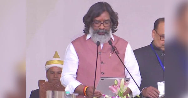 Hemant Soren Oath Ceremony : चौथी बार झारखंड के CM बने हेमंत सोरेन, राहुल और खड़गे भी मौजूद; बाद में होगा मंत्रिमंडल का विस्तार