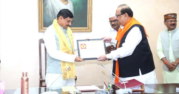 MP News : अंतर्राष्ट्रीय व्यापार मेले में मिला गोल्ड मेडल, मंत्री काश्यप ने CM डॉ. मोहन यादव को किया भेंट