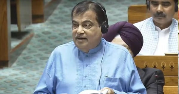 नितिन गडकरी की ठेकेदारों को चेतावनी, कहा- सही काम नहीं करने वालों को बुलडोजर के नीचे डलवा देंगे