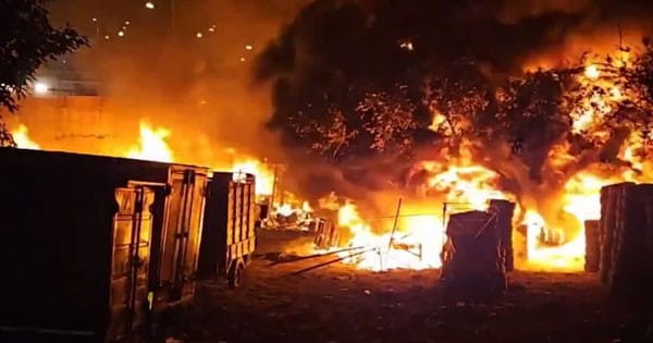 दिल्ली के शाहदरा इलाके के स्लम एरिया में लगी आग, कई झोपड़ियां जलीं; दमकल की 12 गाड़ियां मौके पर पहुंचीं