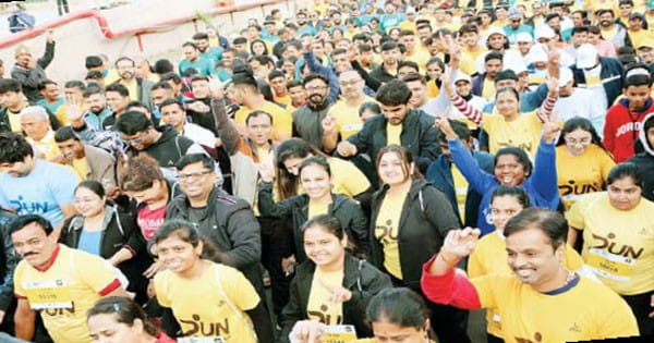 कोई फिटनेस मैसेज देने, तो कोई बहन के जन्मदिन को सेलिब्रेट करने दौड़ा