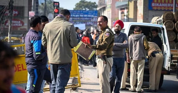 DPS, GD गोयनका समेत दिल्ली के 40 स्कूलों को बम से उड़ाने की धमकी, ईमेल के बाद मचा हड़कंप; मांगे 30 हजार डॉलर