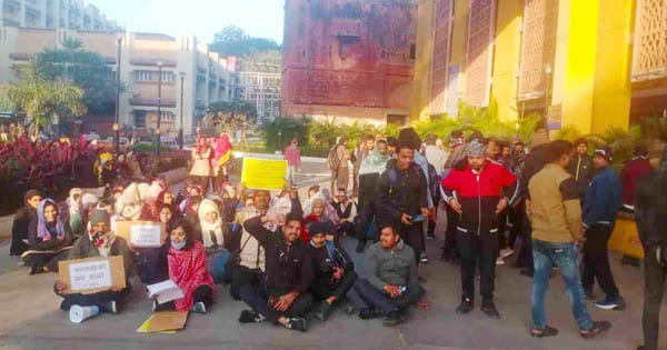 Bhopal News : सैलरी नहीं मिलने से हमीदिया अस्पताल के 500 कर्मचारी हड़ताल पर, वार्ड बॉय-टेक्नीशियन ने किया प्रदर्शन, मरीजों को हो रही परेशानी