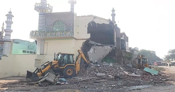 फतेहपुर में 185 साल पुरानी मस्जिद का अतिक्रमण ढहाया, हाईवे चौड़ीकरण के लिए हुई कार्रवाई