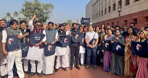 संसद का शीतकालीन सत्र : सभापति के खिलाफ अविश्वास प्रस्ताव पर विपक्ष का हंगामा, संसद के परिसर के बाहर विरोध-प्रदर्शन