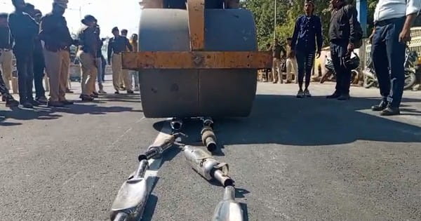 Indore News : यातायात पुलिस की बड़ी कार्रवाई, कान फोड़ू साइलेंसरों पर चला रोड रोलर