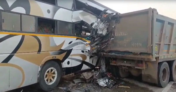 गुजरात के भावनगर में हादसा : बस और ट्रक के बीच टक्कर में 6 लोगों की मौत, 10 घायल