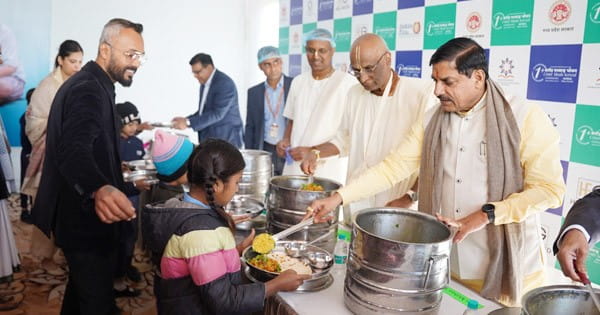 CM डॉ. मोहन यादव ने बच्चों को परोसा खाना, अक्षय पात्र फाउंडेशन का किचन भी देखा, वाहनों को दिखाई हरी झंडी