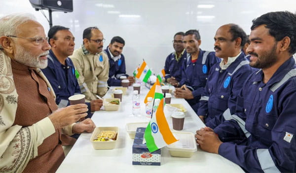 कुवैत में पीएम मोदी का दूसरा दिन: भारतीय मजदूरों से मिले,साथ में नाश्ता किया