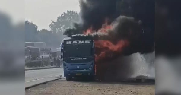 मुंबई-आगरा नेशनल हाईवे पर यात्री बस में लगी आग, चंद मिनटों में जलकर हुई खाक, हादसे में कोई जनहानि नहीं