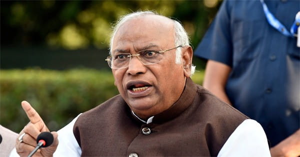 चुनाव नियमों में बदलाव को लेकर हमलावर हुई कांग्रेस, खड़गे ने बीजेपी पर इलेक्शन कमीशन को कमजोर करने का लगाया आरोप,