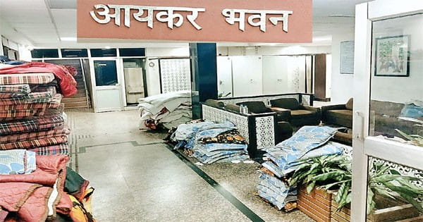 आयकर भवन में रतजगा : 7 दिन से अफसरों का खाना-सोना भी दफ्तर में