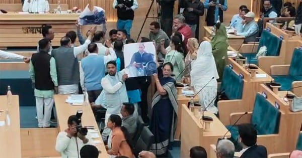 इंदौर : नगर निगम परिषद सम्मेलन में भारी हंगामा, बीजेपी पार्षदों ने पीसीसी चीफ जीतू पटवारी पर लगाया बाबा साहब के अपमान का आरोप