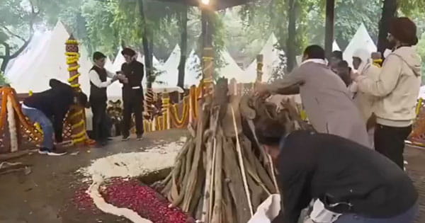 पंचतत्व में विलीन हुए मनमोहन सिंह : बेटी ने दी मुखाग्नि, अंतिम संस्कार में पहनाई गई उनकी पसंदीदा नीली पगड़ी, राष्ट्रपति-PM और सोनिया-राहुल भी पहुंचे
