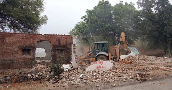 Guna News : बजरंगगढ़ में भू-माफियाओं पर बड़ी कार्रवाई, 1 करोड़ से अधिक की शासकीय जमीन से हटाया अतिक्रमण, अवैध कब्जा कर बनाया था ढाबा