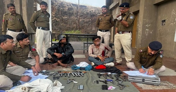 बड़वानी पुलिस के हत्थे चढ़ा हथियारों का जखीरा, राजस्थान से हथियार खरीदने आए 2 तस्कर, 23 पिस्टल के साथ गिरफ्तार