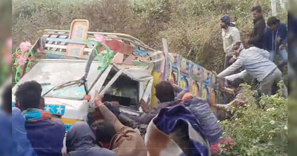 Ujjain News : तेज रफ्तार पिकअप पलटी, तीन की मौत, 14 घायल, खेतों में मटर तोड़ने जा रहे थे मजदूर