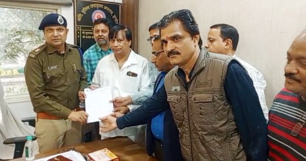 Indore News : बढ़ते साइबर फ्रॉड से परेशान व्यापारियों ने बंद किया UPI पेमेंट, पुलिस ने दिलाया भरोसा, व्यापारियों ने ज्ञापन सौंपकर रखी मांगें