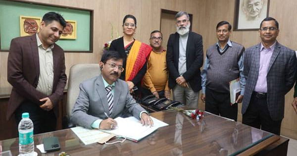 राज्य निर्वाचन आयुक्त मनोज श्रीवास्तव ने किया पदभार ग्रहण, अधिकारियों के साथ मीटिंग में समझी आयोग की कार्यप्रणाली