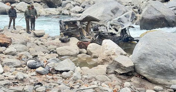 जम्मू-कश्मीर के किश्तवाड़ में सड़क हादसा : खाई में गिरी बोलेरो, 4 युवकों की मौत; ड्राइवर समेत दो लोग लापता, बीते दिन गई थी 4 सैनिकों की जान