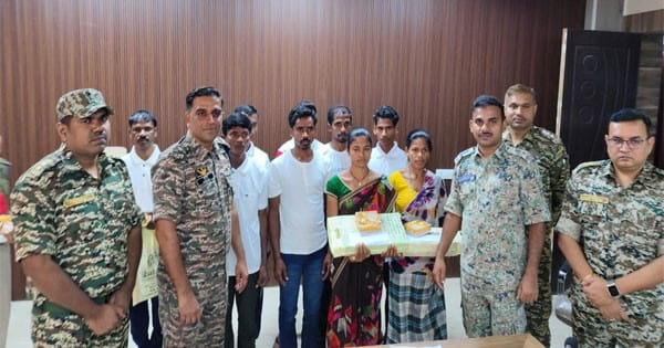 Chhattisgarh News : सुकमा में 46 लाख के इनामी दो महिला सहित 11 नक्सलियों का आत्मसमर्पण