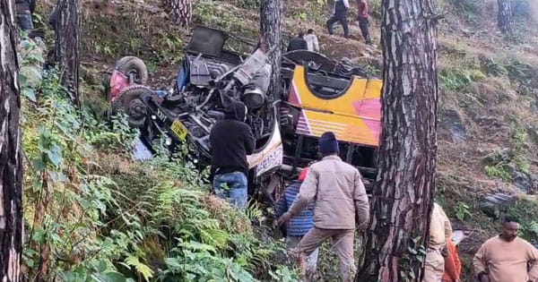 उत्तराखंड के पौड़ी में बस हादसा, अनियंत्रित होकर सड़क से 100 मीटर नीचे पलटी