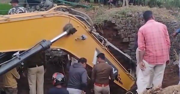छिंदवाड़ा : निर्माणाधीन कुएं के धंसने से तीन लोग मलबे में दबे, रेस्क्यू जारी, खुदाई करते समय धंसी मिट्टी