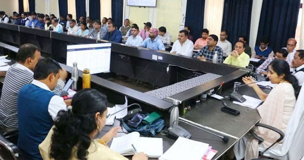 बुरहानपुर में बाबू का डिमोशन, कलेक्टर ने बनाया चपरासी, भ्रष्टाचार की शिकायत पर संतोषजनक जवाब नहीं मिलने पर हुई कार्रवाई
