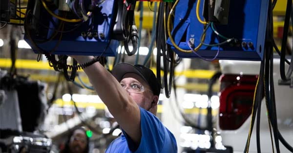 India’s Services PMI : जनवरी में सर्विसेज PMI में गिरावट, पिछले 14 महीने का सबसे निचला स्तर,  इस साल बेहतर हो सकता है मैन्युफैक्चरिंग सेक्टर