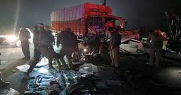 आगरा-लखनऊ एक्सप्रेसवे पर भीषण हादसा : ट्रक से टकराई कार, पति-पत्नी और दो बच्चों की मौत; महाकुंभ से दिल्ली लौट रहा था परिवार